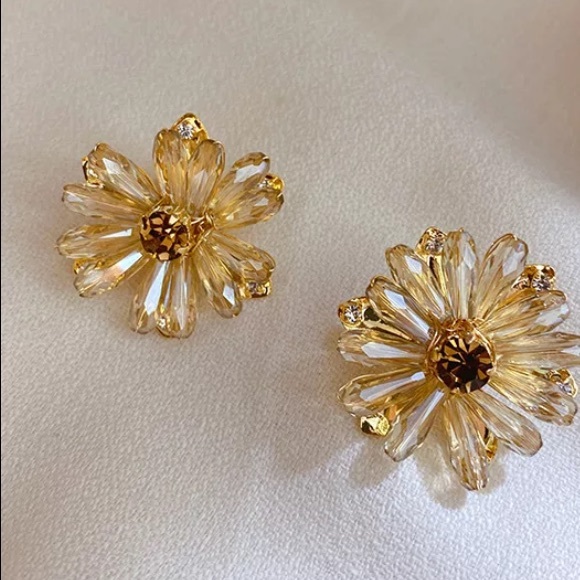 Beautiful Flower Earrings - Picture 4 of 5